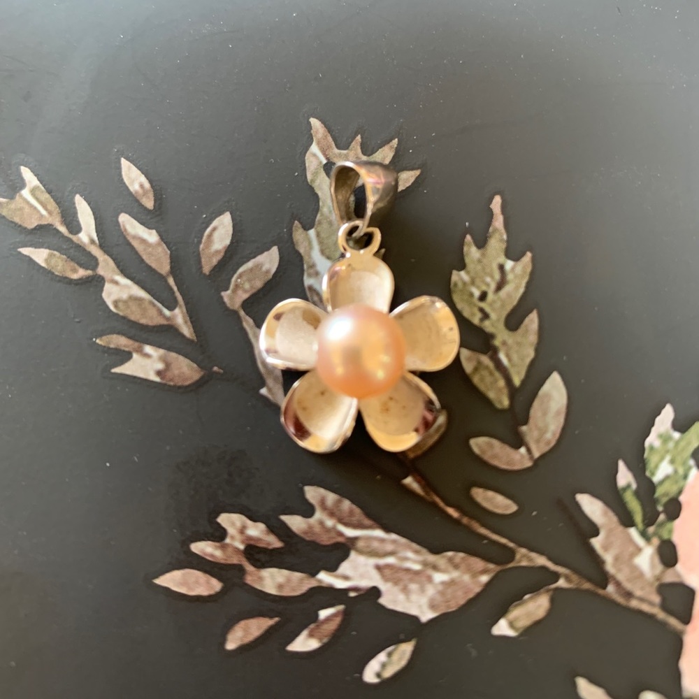 SS 925 floral pendant with pink pearl center.🌸